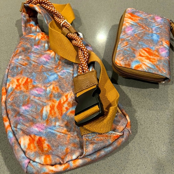 Vintage Style Cross-Body Bag With Matching Wristlet - Picture 11 of 16